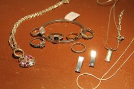 A COLLECTION OF WHITE METAL JEWELLERY TO INCLUDE A FOSSIL BANGLE, ETERNITY RING ETC.