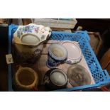 A SMALL TRAY OF CERAMICS TO INCLUDE A CLARICE CLIFF CELTIC HARVEST SUGAR BOWL, WEDGWOOD JASPERWARE