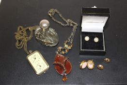 A SMALL BOX OF COSTUME JEWELLERY AND COLLECTABLES TO INCLUDE A PAIR OF 18 CT GOLD EARRINGS