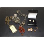 A SMALL BOX OF COSTUME JEWELLERY AND COLLECTABLES TO INCLUDE A PAIR OF 18 CT GOLD EARRINGS