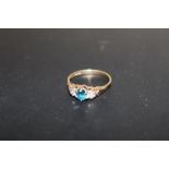 A HALLMARKED 9 CT GOLD THREE STONE DRESS RING, SIZE L, WEIGHT 1.7 G