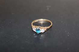 A HALLMARKED 9 CT GOLD THREE STONE DRESS RING, SIZE L, WEIGHT 1.7 G