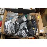 A BOX OF ELECTRICALS TO INCLUDE A PLAYSTATION CONSOLE AND ACCESSORIES