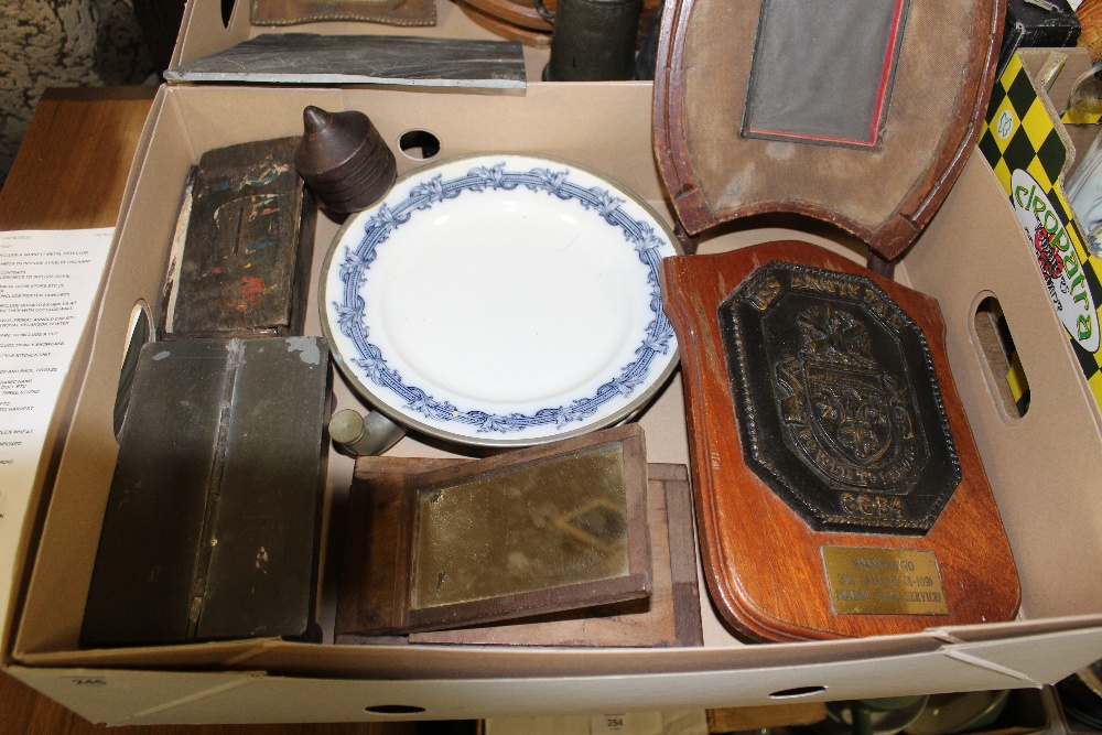 TWO TRAYS OF COLLECTABLES TO INCLUDE A HORSE HOOF AND SHOE, BRONZE EFFECT BELL ETC - Image 2 of 3