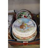 A BOX OF COLLECTORS PLATES TO INCLUDE ROYAL WINTON CHINTZ, WEDGWOOD PETER RABBIT ETC