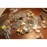 A BAG OF ASSORTED COSTUME JEWELLERY TO INCLUDE A YELLOW METAL CHAIN, BROOCHES ETC.