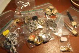 A BAG OF ASSORTED COSTUME JEWELLERY TO INCLUDE A YELLOW METAL CHAIN, BROOCHES ETC.