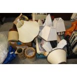 A QUANTITY OF HOUSEHOLD SUNDRIES TO INCLUDE A PAIR OF BRASS EFFECT TABLE LAMPS