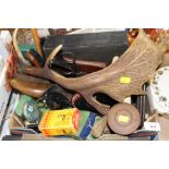 A TRAY OF COLLECTABLES TO INCLUDE ANTLER, COMPASS, GLOVE STRETCHES ETC