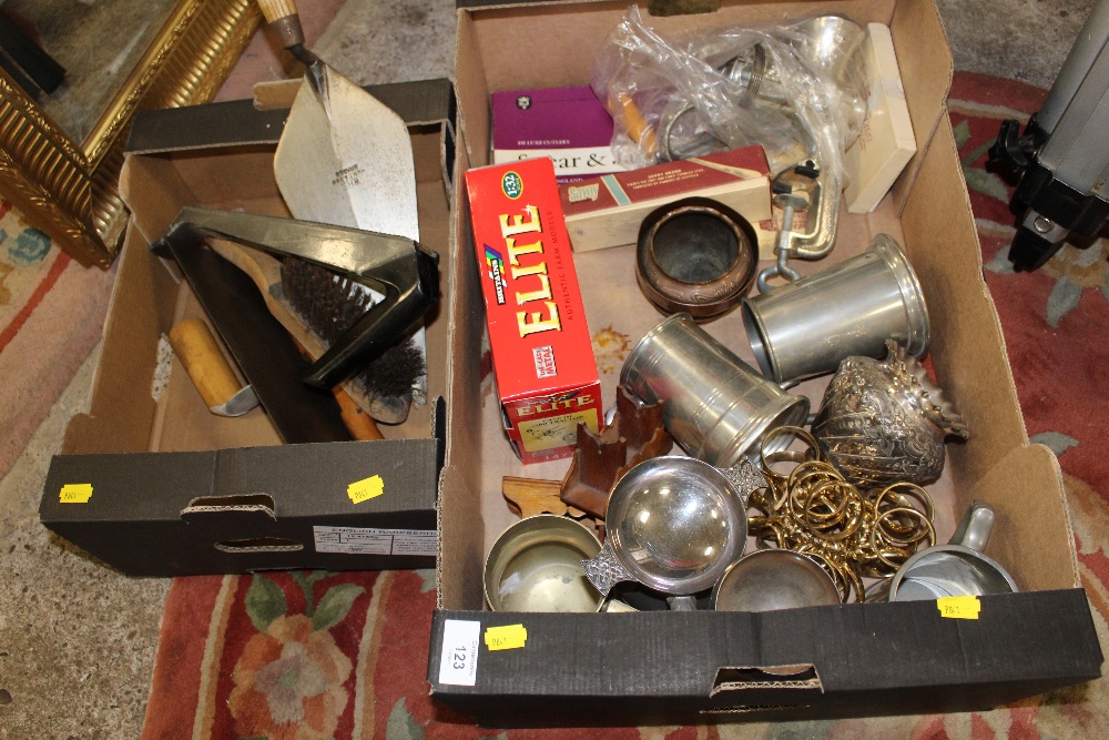 A TRAY OF METALWARE TO INCLUDE PEWTER TANKARDS TOGETHER WITH A SMALL QUANTITY OF TOOLS