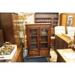 A REPRODUCTION MAHOGANY GLAZED BOOKCASE / CABINET WITH FOUR DRAWERS H-137 W-95 CM