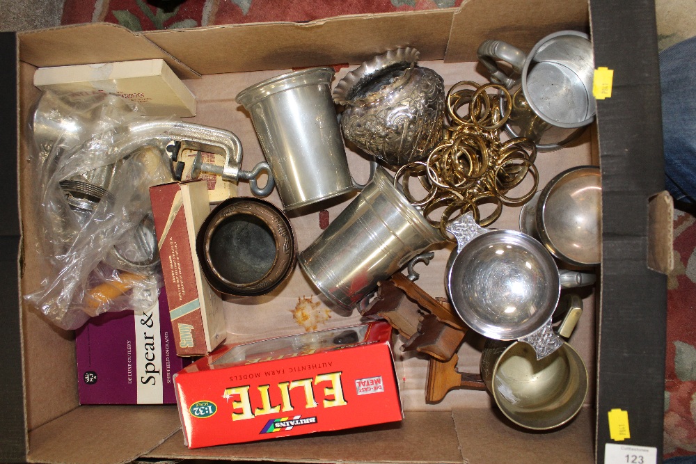 A TRAY OF METALWARE TO INCLUDE PEWTER TANKARDS TOGETHER WITH A SMALL QUANTITY OF TOOLS - Image 2 of 5
