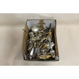 A BOX OF ASSORTED FLATWARE TO INCLUDE KINGS PATTERN EXAMPLES
