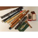A COLLECTION OF WOODWIND INSTRUMENTS TO INCLUDE A CLARINET - MAKERS STAMP INDISTINCT, A GOLDING
