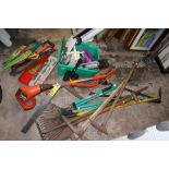 A BOX OF MIXED HANDTOOLS ETC PLUS A SELECTION OF GARDENING TOOLS