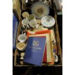 A TRAY OF COMMEMORATIVE WARE TO INCLUDE VINTAGE NEWSPAPERS, TOGETHER WITH A BOX OF CERAMIC JUGS ETC