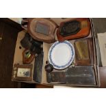 TWO TRAYS OF COLLECTABLES TO INCLUDE A HORSE HOOF AND SHOE, BRONZE EFFECT BELL ETC