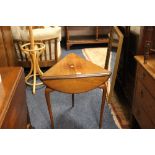 AN EARLY 20TH CENTURY MAHOGANY TRI-ANGULAR DROPLEAF OCCASIONAL TABLE H-66 W-72 CM