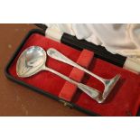A HALLMARKED SILVER BABY'S FEEDING SPOON AND PUSHER TOGETHER WITH A HALLMARKED SILVER TEA SPOON