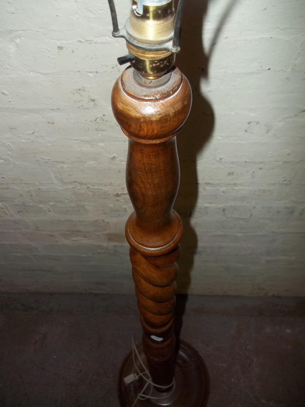 A CHUNKY OPEN TWIST FLOOR STANDING LAMP - Image 4 of 6