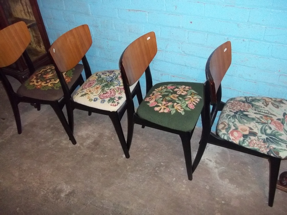 A SET OF FOUR VINTAGE DINING CHAIRS - Image 6 of 8