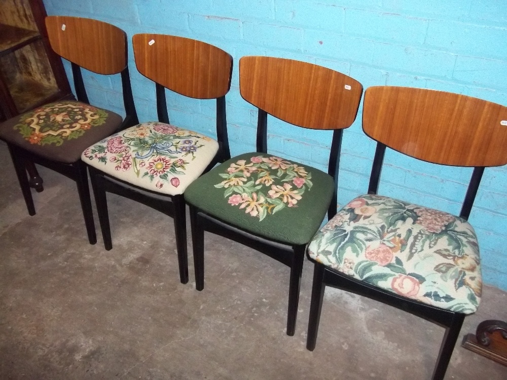 A SET OF FOUR VINTAGE DINING CHAIRS