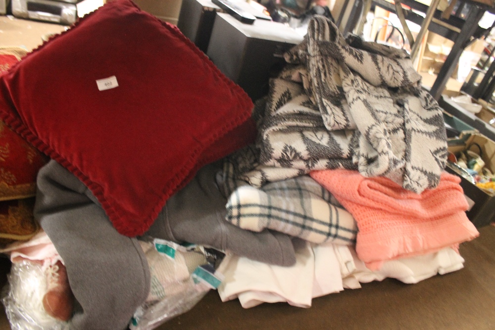 A QUANTITY OF ASSORTED CUSHIONS, BED LINEN ETC