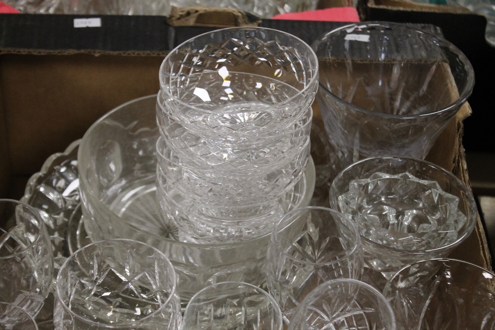 A TRAY OF ASSORTED GLASSWARE (TRAY NOT INCLUDED) - Image 4 of 5