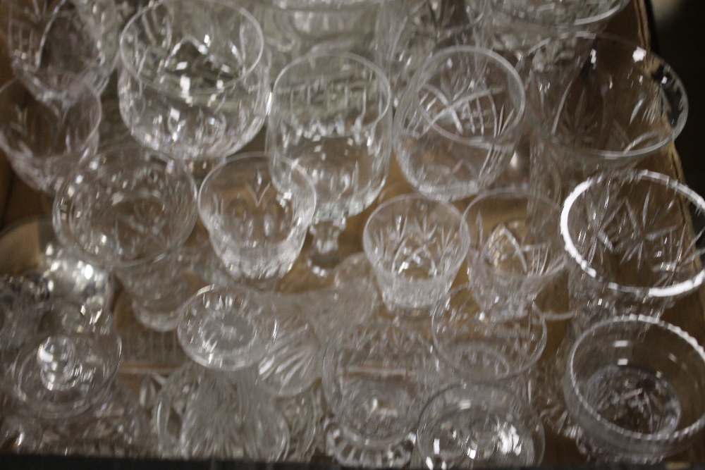 A TRAY OF ASSORTED GLASSWARE (TRAY NOT INCLUDED) - Image 3 of 5