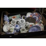 A TRAY OF ASSORTED CERAMICS TOGETHER WITH TWO TRAYS OF ASSORTED LINEN (TRAY NOT INCLUDED)