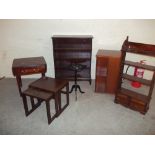 SIX ITEMS TO INCLUDE A STAG MINSTREL BOOKCASE, DROPLEAF OCCASIONAL TABLE, BOOKCASE, NEST OF