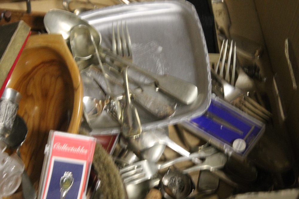 A TRAY OF ASSORTED METALWARE (TRAY NOT INCLUDED) - Image 5 of 5