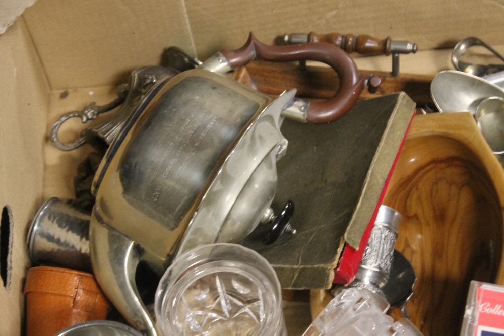 A TRAY OF ASSORTED METALWARE (TRAY NOT INCLUDED) - Image 2 of 5