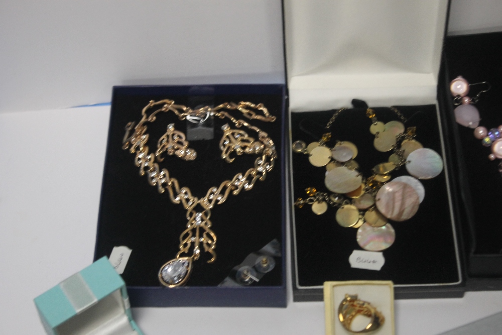 A QUANTITY OF COSTUME JEWELLERY - Image 2 of 5