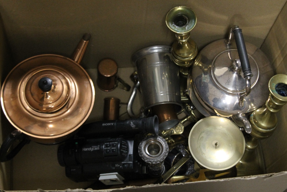 A TRAY OF ASSORTED METALWARE TO INCLUDE A COPPER KETTLE
