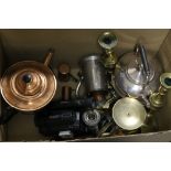 A TRAY OF ASSORTED METALWARE TO INCLUDE A COPPER KETTLE