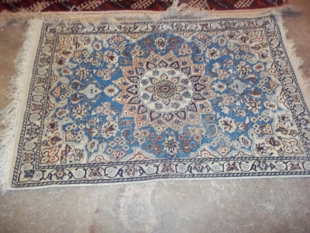 A SELECTION OF FIVE RUGS - Image 5 of 10