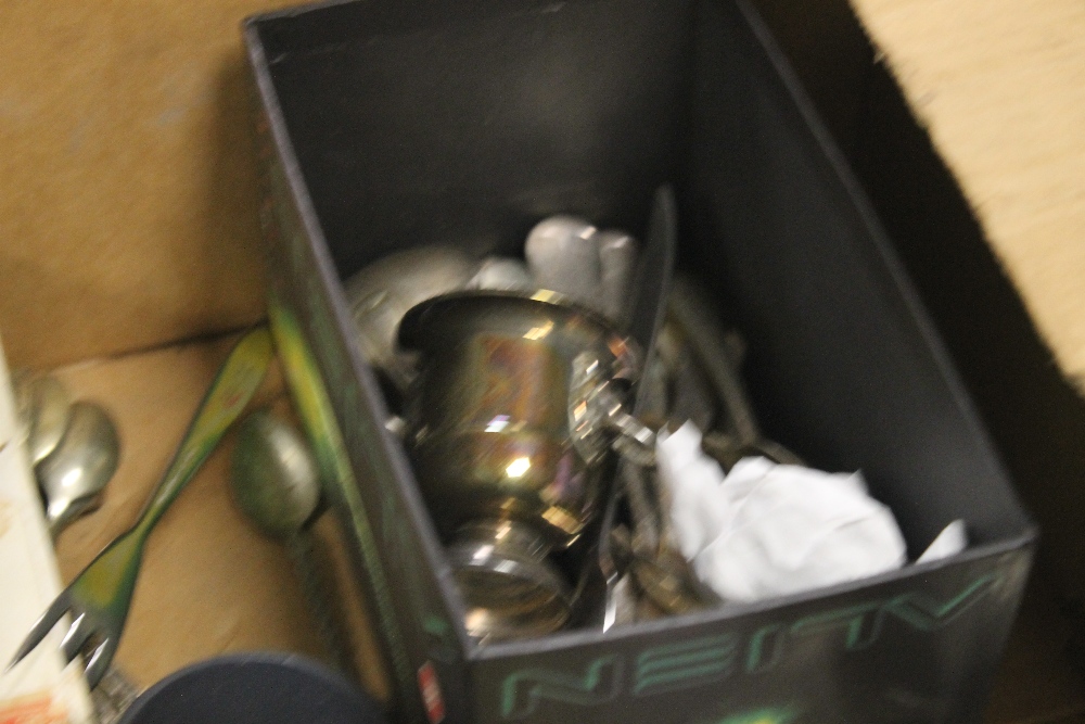 A TRAY OF METALWARE TO INCLUDE A TANKARD (TRAY NOT INCLUDED) - Image 4 of 6