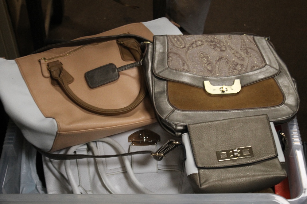 TWO TRAYS OF ASSORTED SUNDRIES TO INCLUDE HANDBAGS, LINEN ETC TOGETHER WITH TWO SUITCASES - Image 5 of 6
