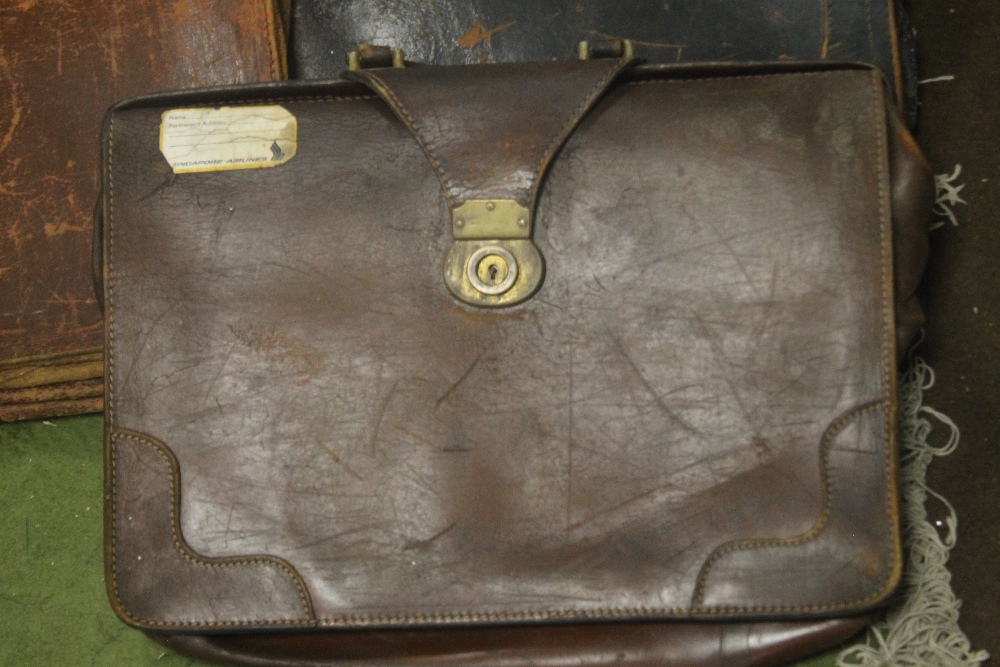 A QUANTITY OF VINTAGE LEATHER SATCHELS (8) - Image 3 of 7