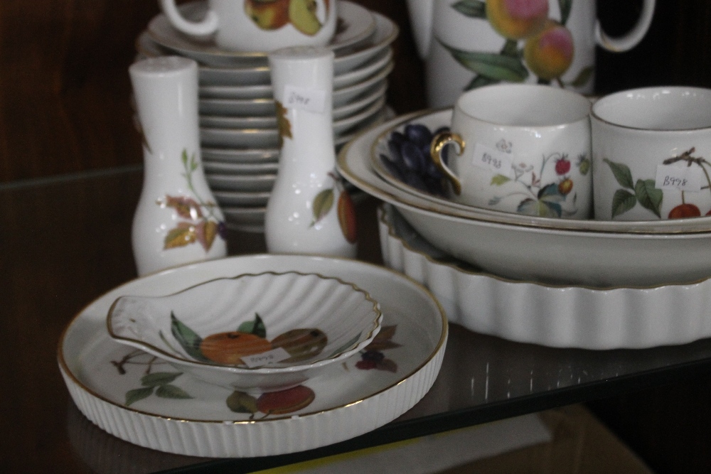 A COLLECTION OF ROYAL WORCESTER TEA AND DINNERWARE - Image 3 of 3
