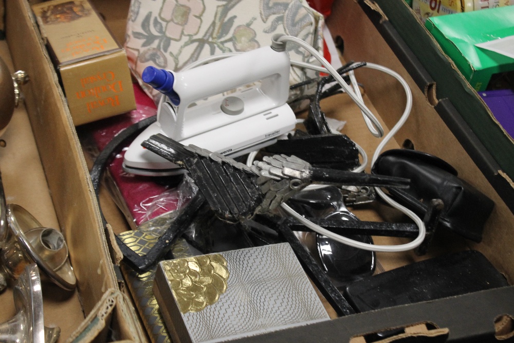 TWO TRAYS OF SUNDRIES TO INCLUDE METALWARE, CERAMICS ETC. (TRAYS NOT INCLUDED) - Image 4 of 5