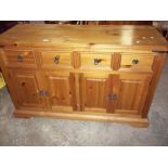 A SOLID PINE SIDEBOARD / DRESSER / CUPBOARD