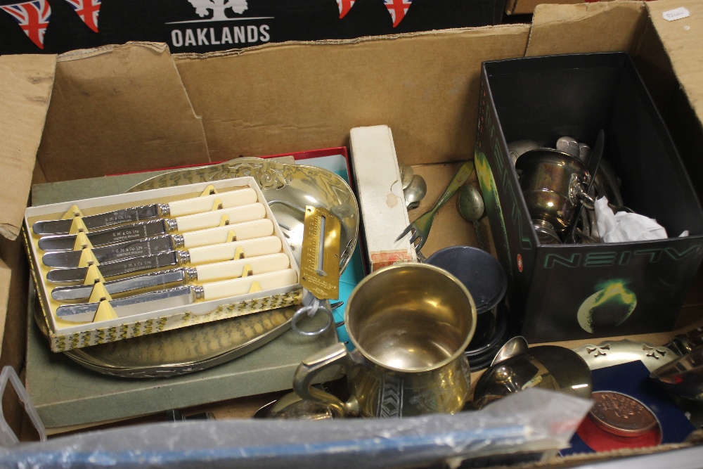 A TRAY OF METALWARE TO INCLUDE A TANKARD (TRAY NOT INCLUDED)