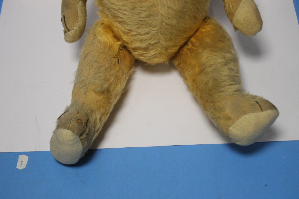 A VINTAGE JOINTED TEDDY BEAR, in play worn condition - Image 6 of 6