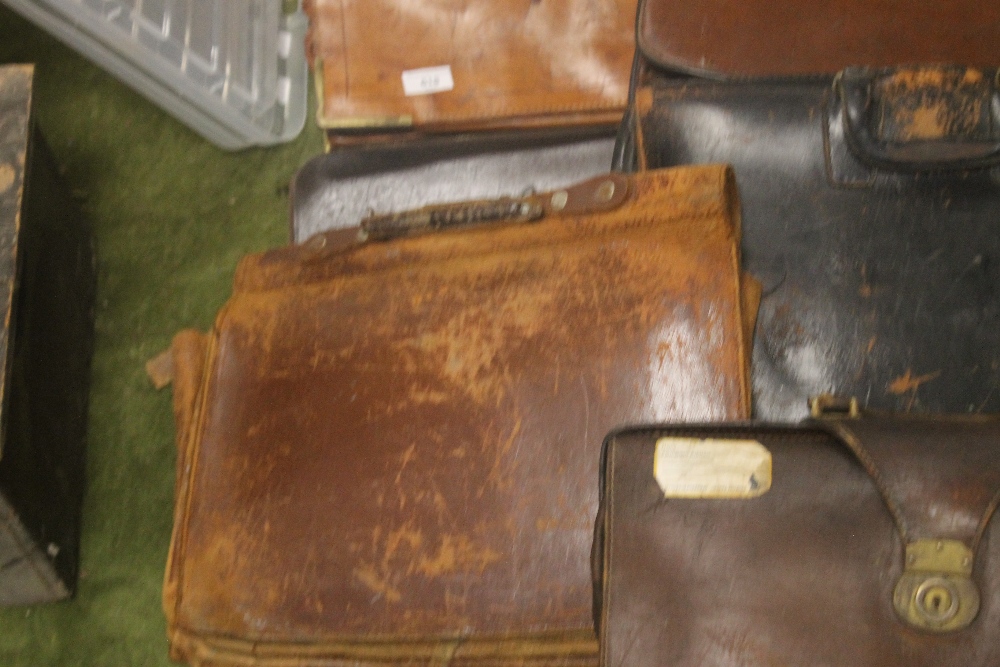 A QUANTITY OF VINTAGE LEATHER SATCHELS (8) - Image 6 of 7