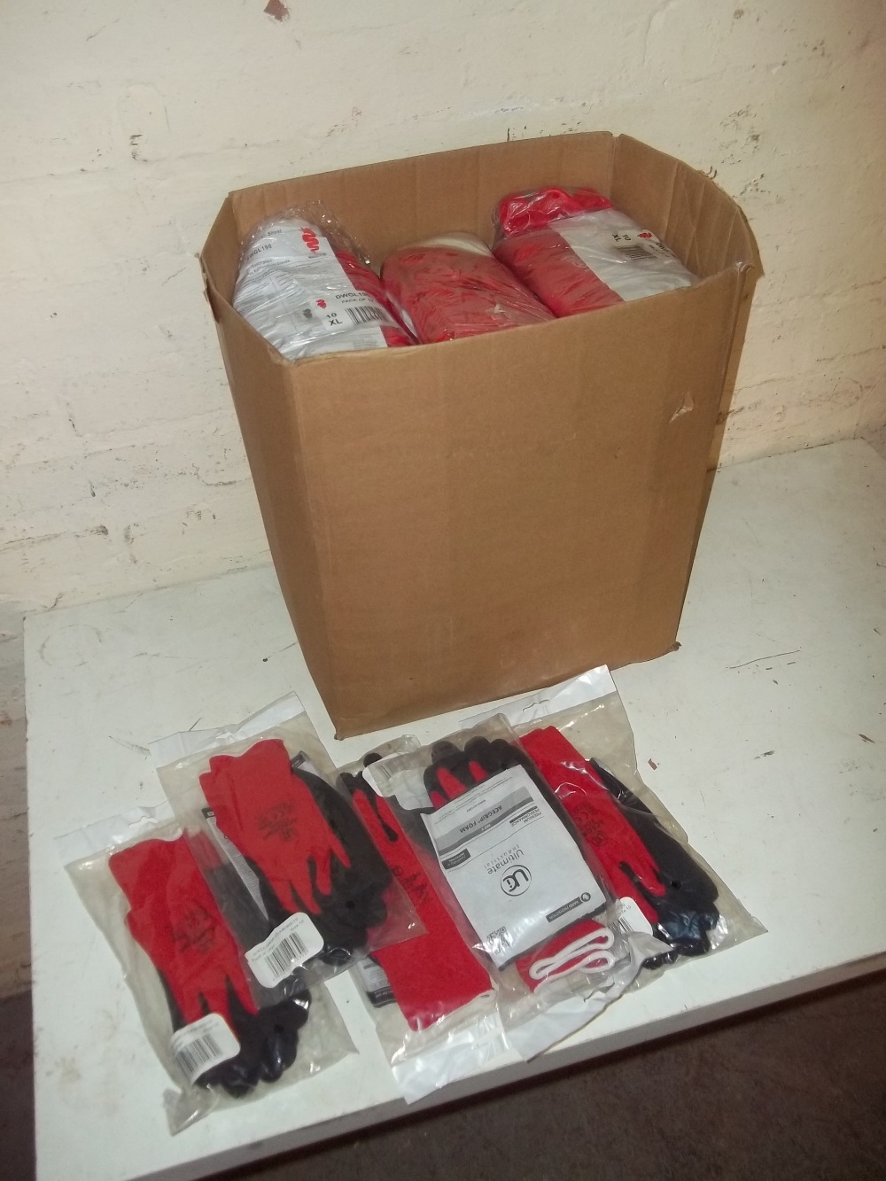 A QUANTITY OF NEW WORK GLOVES