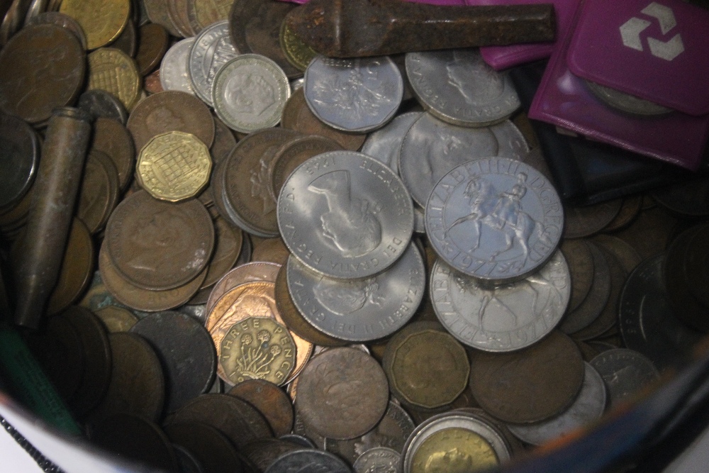 A BOX OF BRITISH AND WORLD COINS - Image 2 of 4