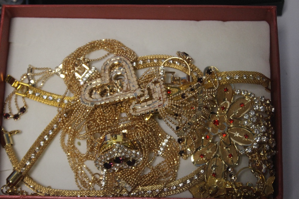 A COLLECTION OF COSTUME JEWELLERY - Image 3 of 7