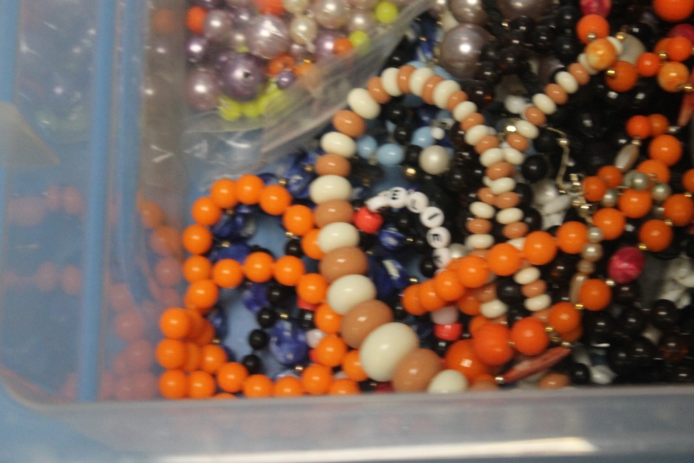 A TUB OF OF ASSORTED COSTUME NECKLACES AND A BAG OF BEADS ETC. - Image 3 of 5